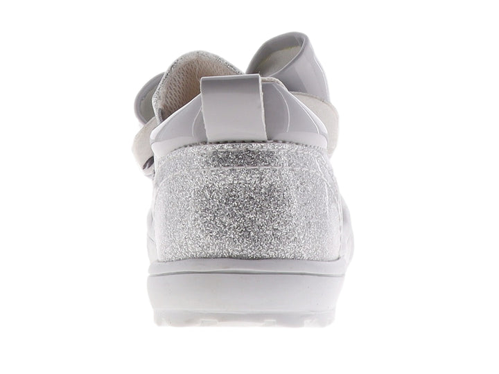 Zapato para Niña color plata con acabado en glitter y un moño grande brillante en la parte superior.