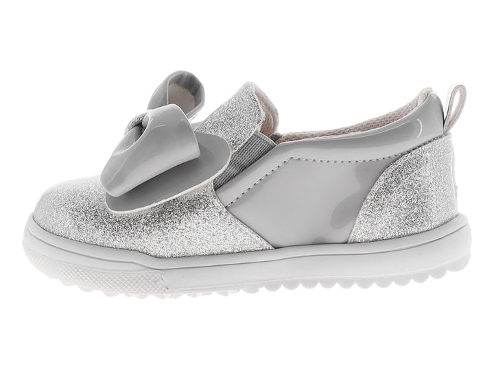 Zapato para Niña color plata con acabado en glitter y un moño grande brillante en la parte superior.