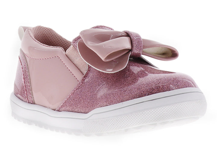 Zapato para niña color lila con detalles de glitter, un moño decorativo y suela blanca.