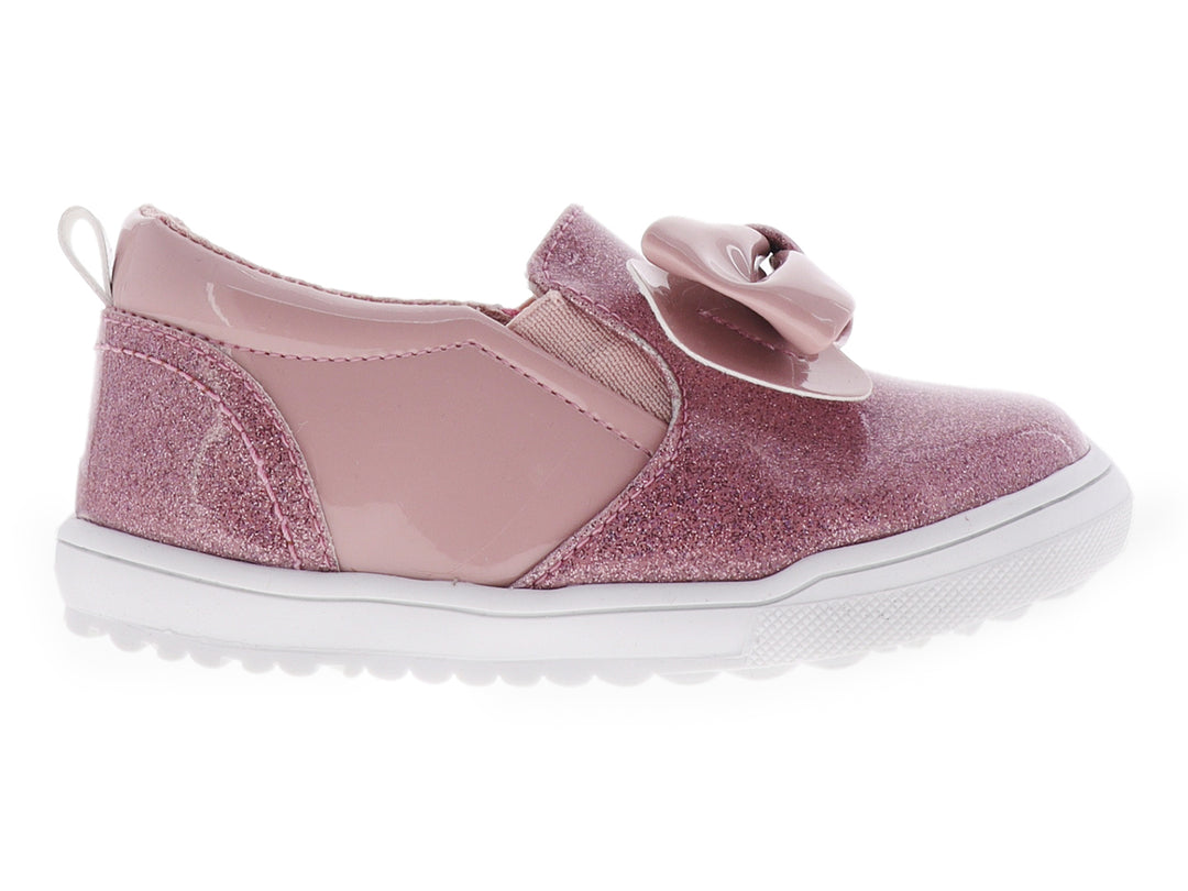 Zapato para niña color lila con detalles de glitter, un moño decorativo y suela blanca.