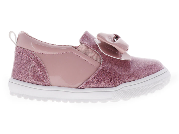 Zapato para niña color lila con detalles de glitter, un moño decorativo y suela blanca.