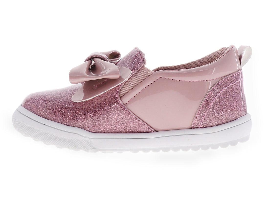 Zapato para niña color lila con detalles de glitter, un moño decorativo y suela blanca.