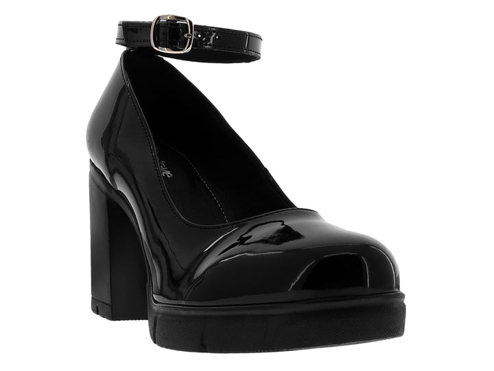 Zapato de tacón plataforma color negro brillante con correa ajustable al tobillo.