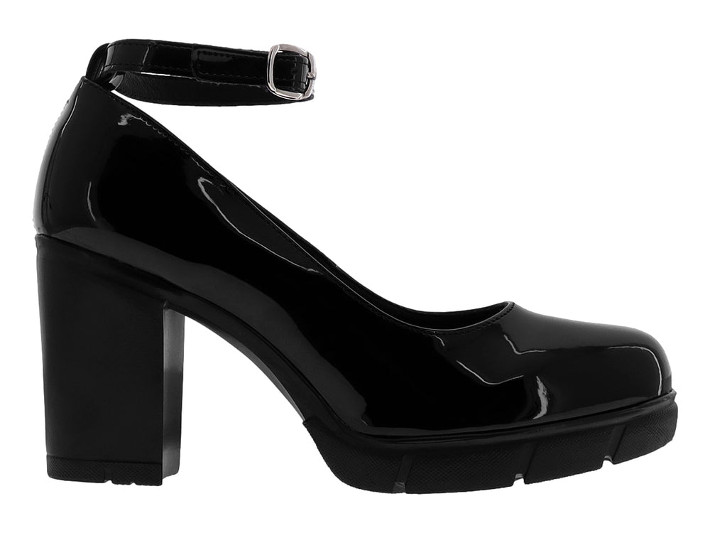 Zapato de tacón plataforma color negro brillante con correa ajustable al tobillo.