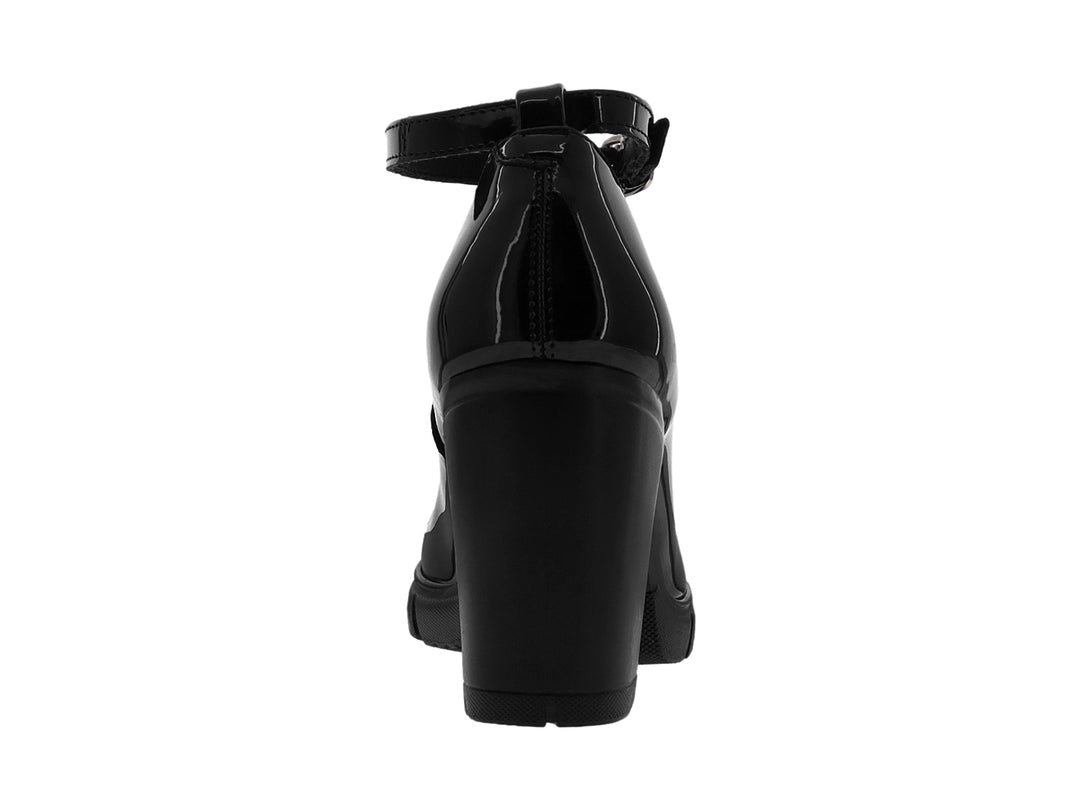 Zapato de tacón plataforma color negro brillante con correa ajustable al tobillo.