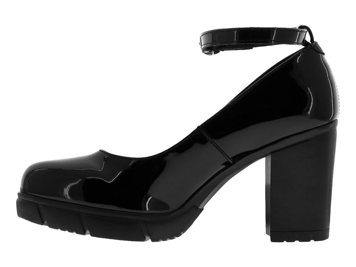 Zapato de tacón plataforma color negro brillante con correa ajustable al tobillo.