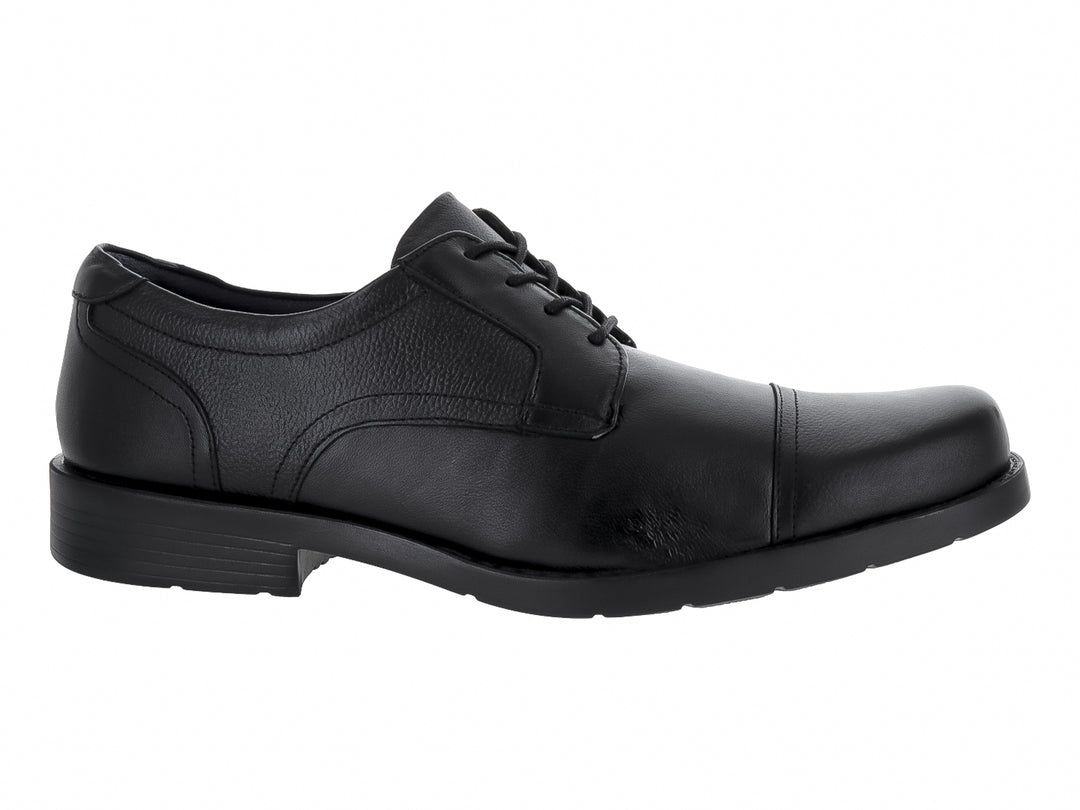 Zapato formal negro de cuero con cordones y suela plana.