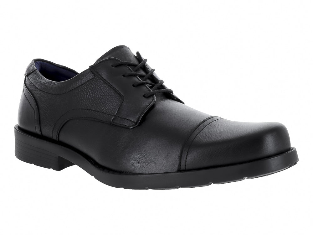 Zapato formal negro de cuero con cordones y suela plana.