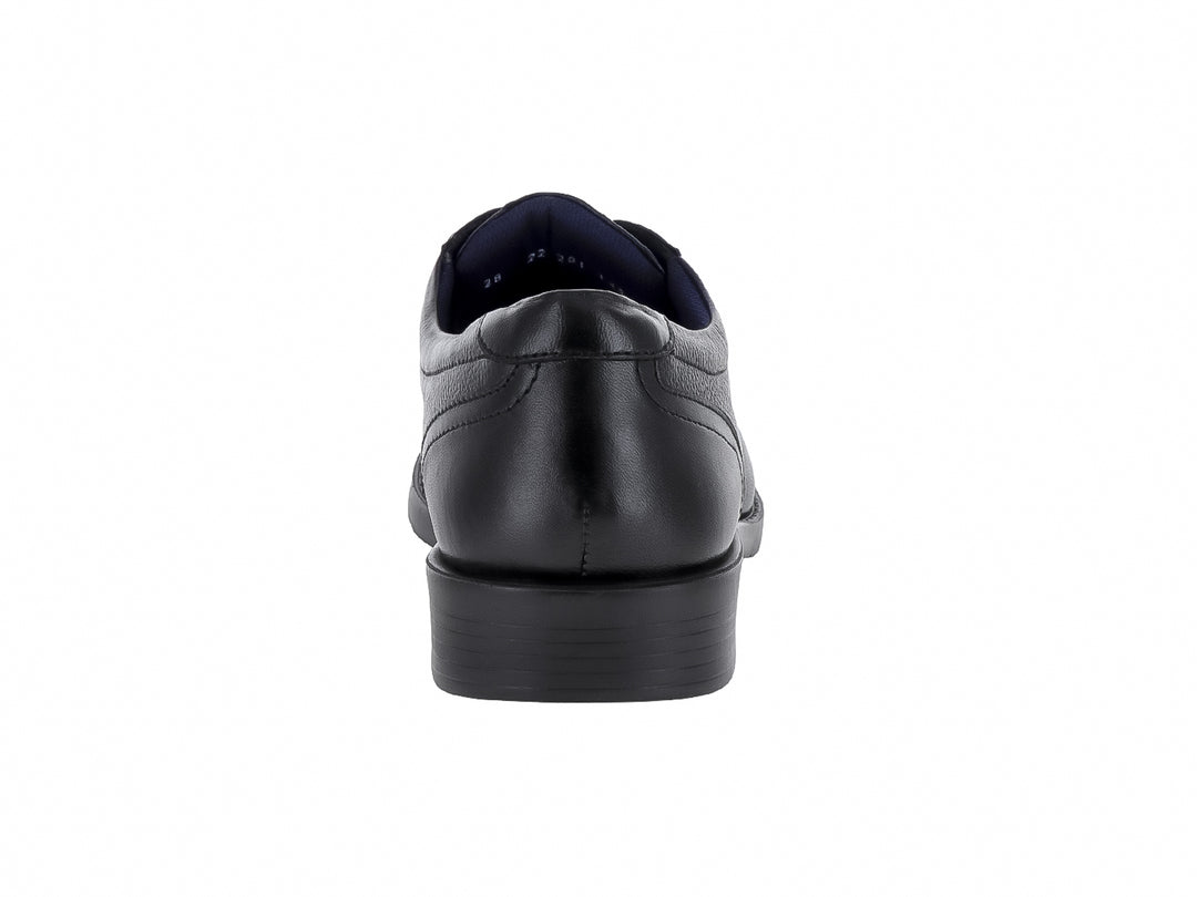Zapato formal negro de cuero con cordones y suela plana.
