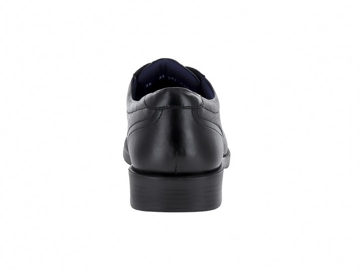 Zapato formal negro de cuero con cordones y suela plana.