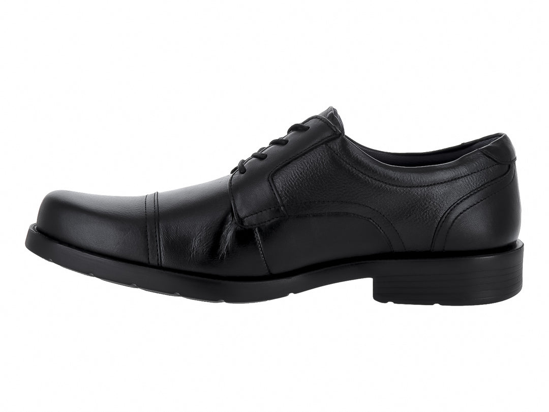 Zapato formal negro de cuero con cordones y suela plana.