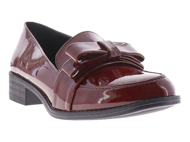 Zapato de charol color vino con moño decorativo y suela negra.