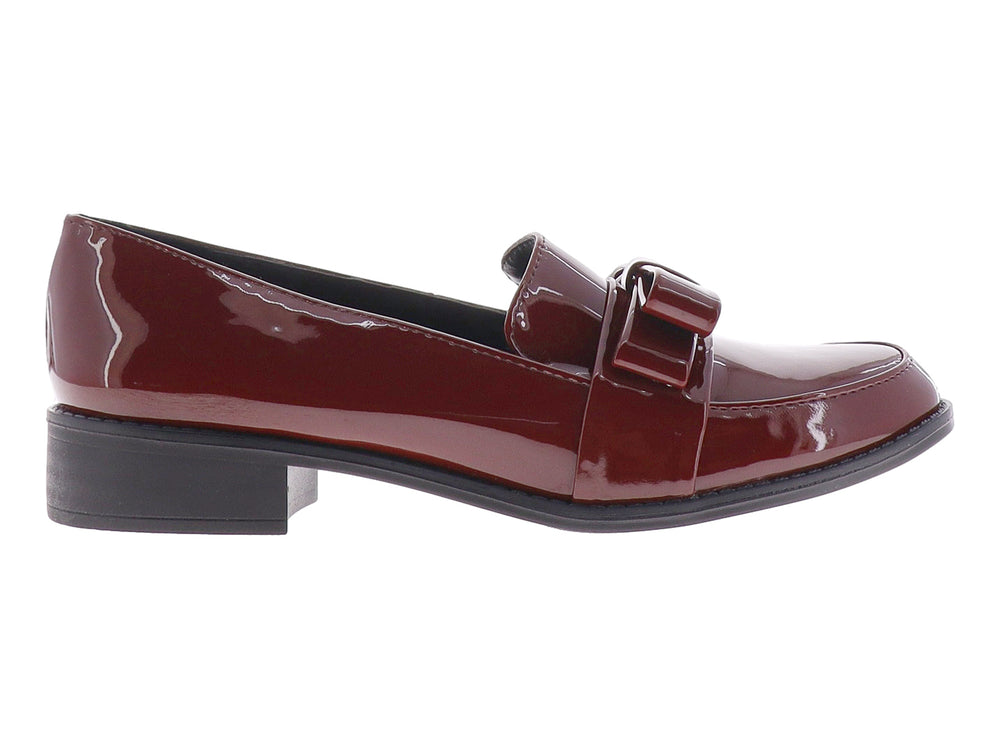 Zapato de charol color vino con moño decorativo y suela negra.