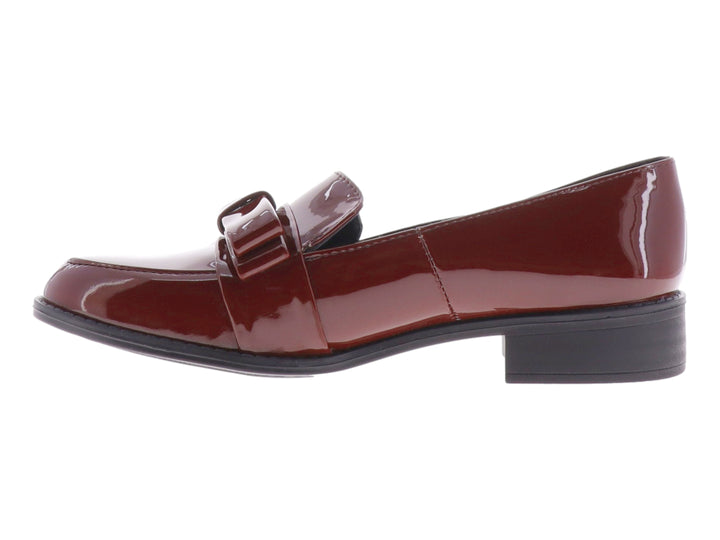 Zapato de charol color vino con moño decorativo y suela negra.