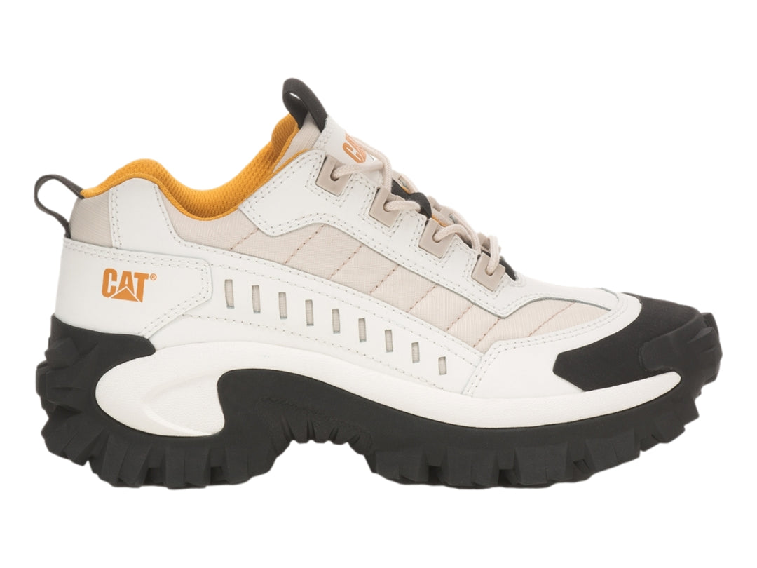Tenis Caterpillar color blanco y negro con detalles en naranja y suela robusta.