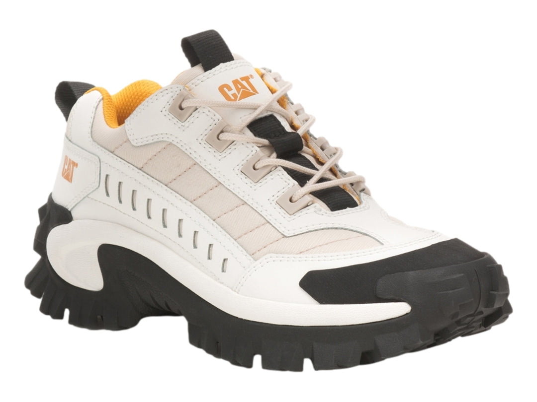 Tenis Caterpillar color blanco y negro con detalles en naranja y suela robusta.