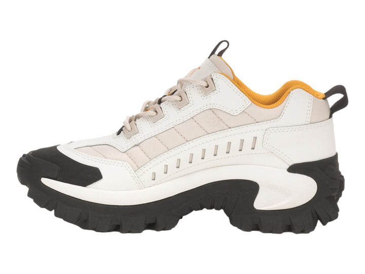 Tenis Caterpillar color blanco y negro con detalles en naranja y suela robusta.