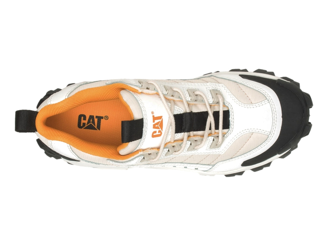 Tenis Caterpillar color blanco y negro con detalles en naranja y suela robusta.