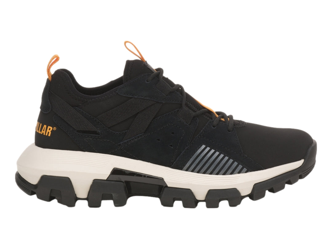 Zapato deportivo Caterpillar color negro con suela blanca y detalles en naranja.