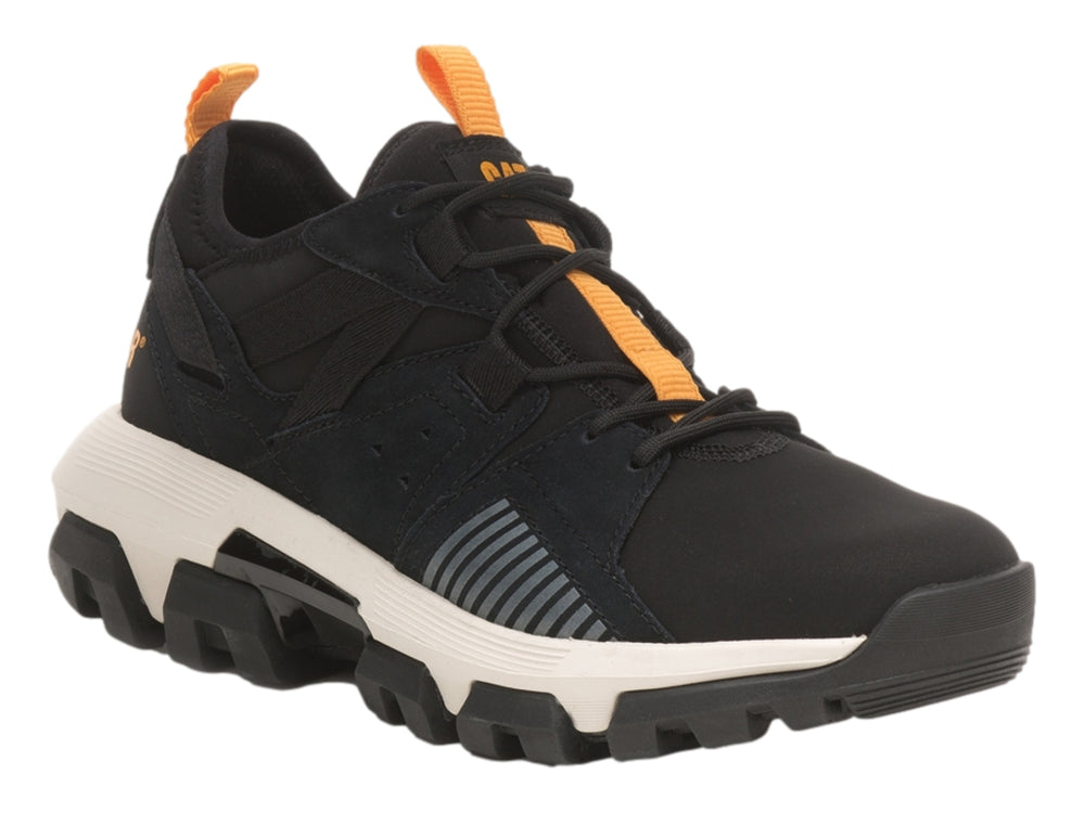 Zapato deportivo Caterpillar color negro con suela blanca y detalles en naranja.