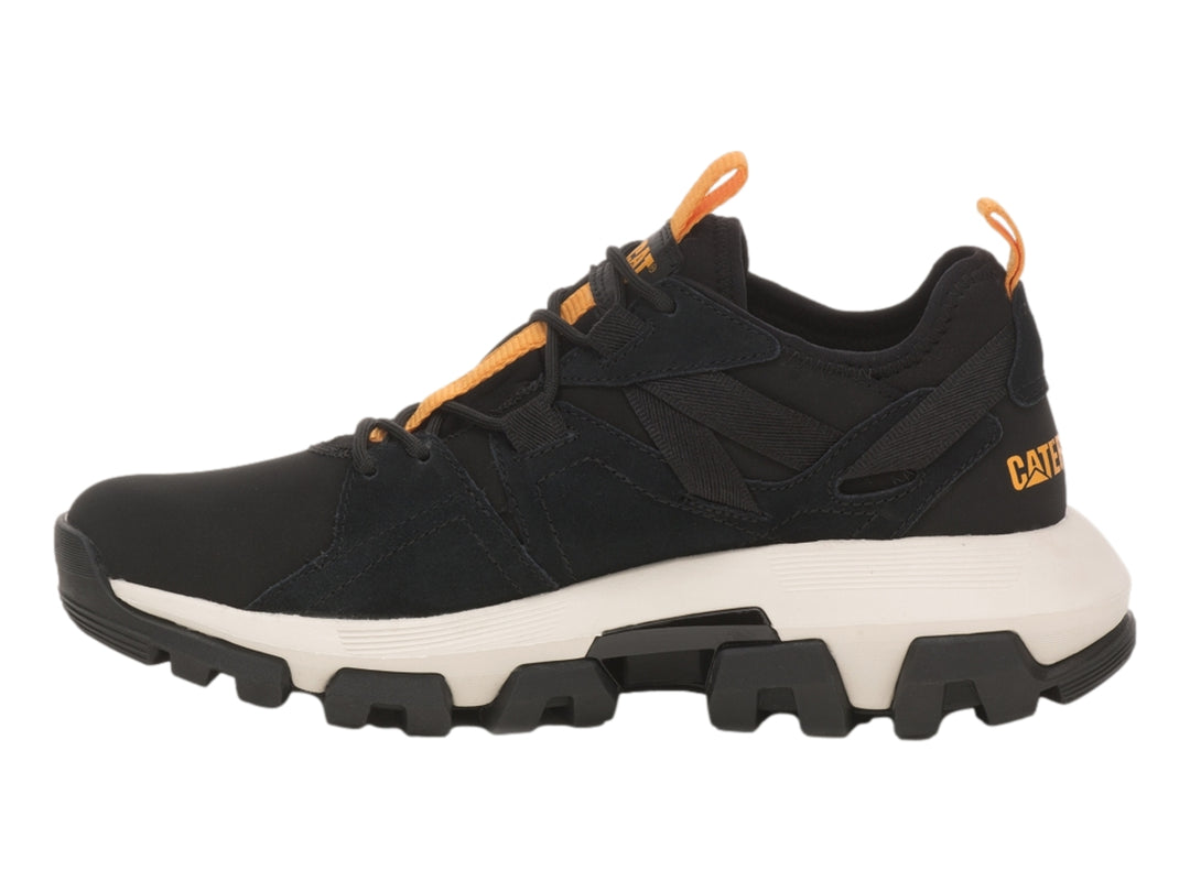 Zapato deportivo Caterpillar color negro con suela blanca y detalles en naranja.