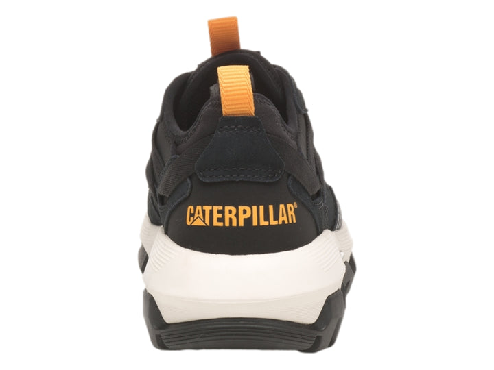Zapato deportivo Caterpillar color negro con suela blanca y detalles en naranja.