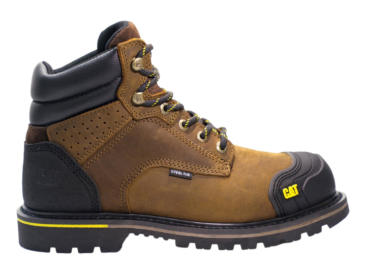 Bota de trabajo Caterpillar de cuero marrón oscuro con punta reforzada y suela negra.