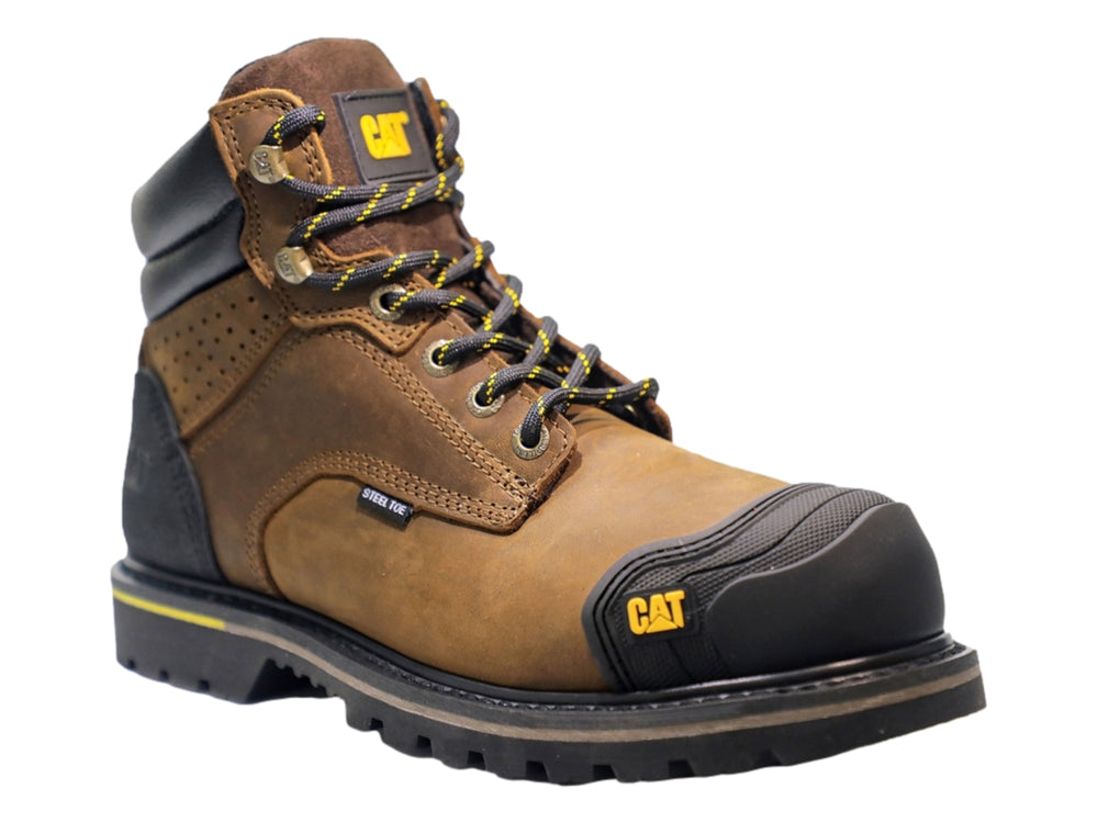 Bota de trabajo Caterpillar de cuero marrón oscuro con punta reforzada y suela negra.