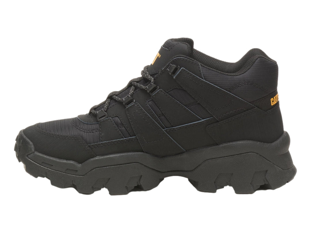 Bota de excursionismo Caterpillar color negro con suela robusta y logotipo CAT en amarillo.