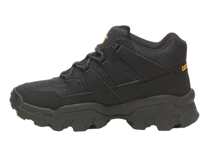 Bota de excursionismo Caterpillar color negro con suela robusta y logotipo CAT en amarillo.