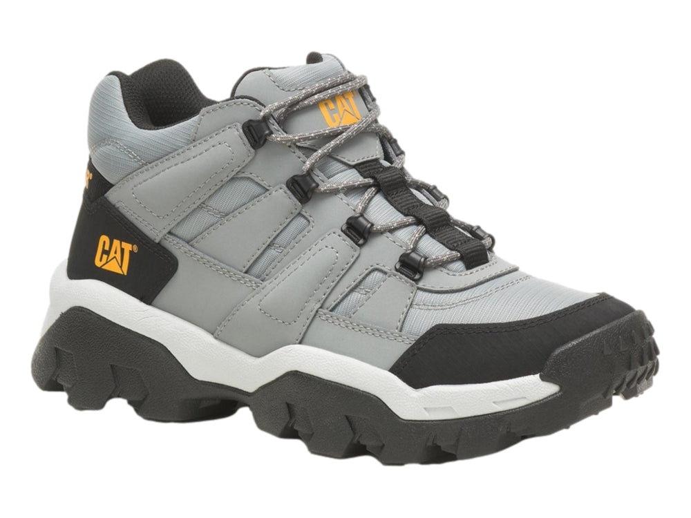 Zapato de excursionismo Caterpillar color gris y negro con suela robusta y cordones.