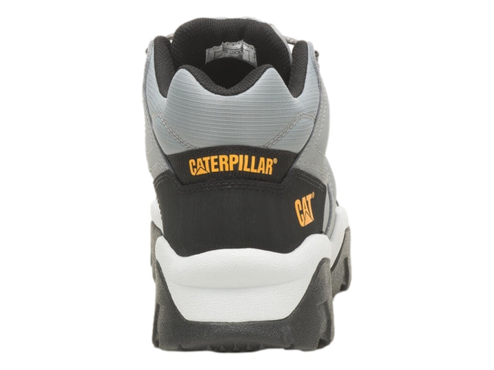 Zapato de excursionismo Caterpillar color gris y negro con suela robusta y cordones.
