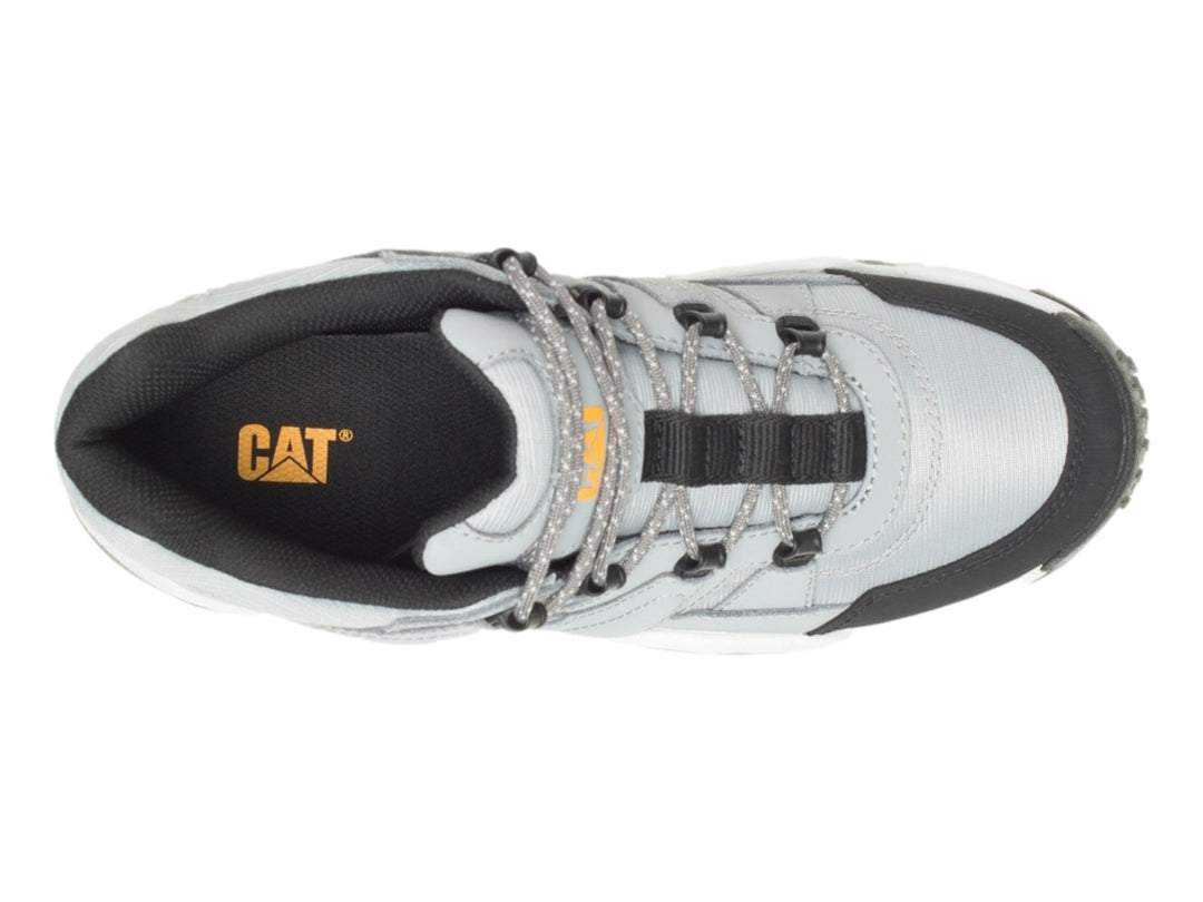 Zapato de excursionismo Caterpillar color gris y negro con suela robusta y cordones.
