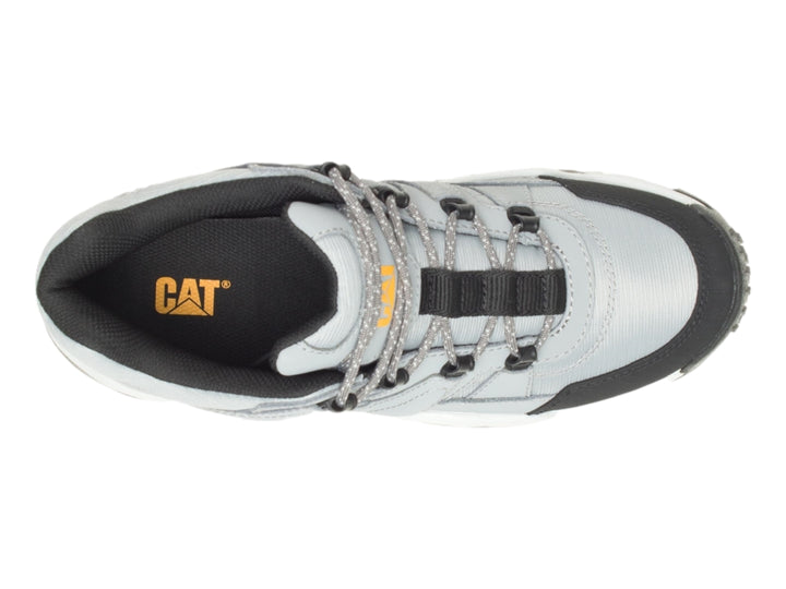 Zapato de excursionismo Caterpillar color gris y negro con suela robusta y cordones.