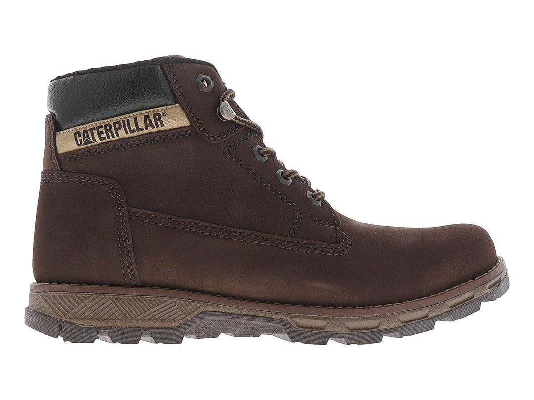 Bota de cuero color marrón marca Caterpillar con suela gruesa y cordones, vista lateral sobre fondo blanco.