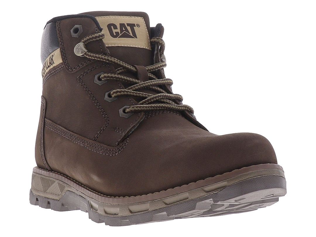 Bota de cuero color marrón marca Caterpillar con suela gruesa y cordones, vista lateral sobre fondo blanco.