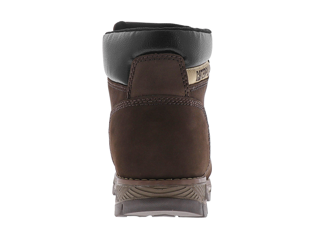 Bota de cuero color marrón marca Caterpillar con suela gruesa y cordones, vista lateral sobre fondo blanco.