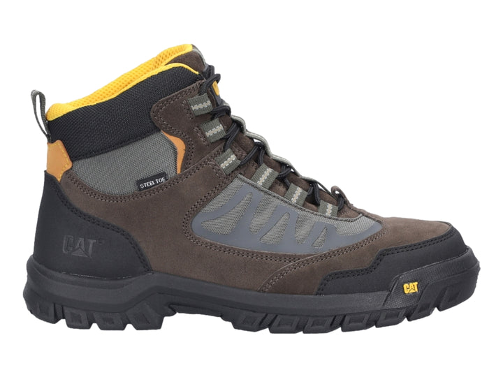 Bota de excursionismo Caterpillar color marrón y negro con detalles amarillos y suela robusta.