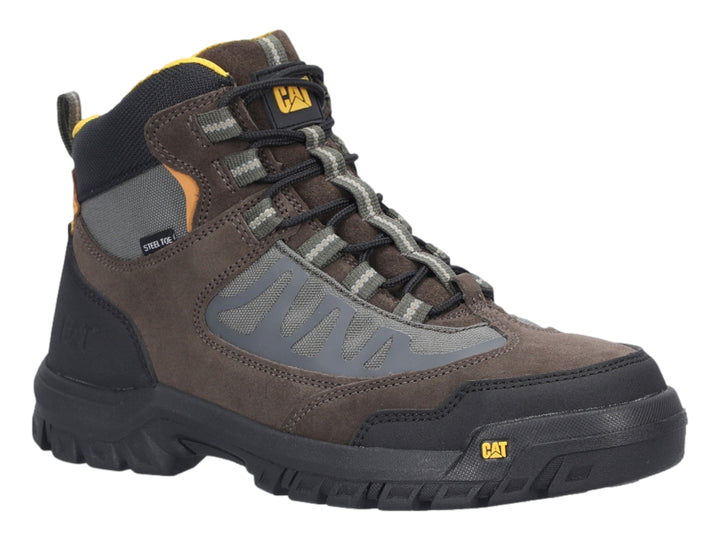 Bota de excursionismo Caterpillar color marrón y negro con detalles amarillos y suela robusta.
