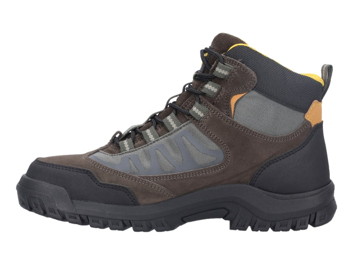 Bota de excursionismo Caterpillar color marrón y negro con detalles amarillos y suela robusta.