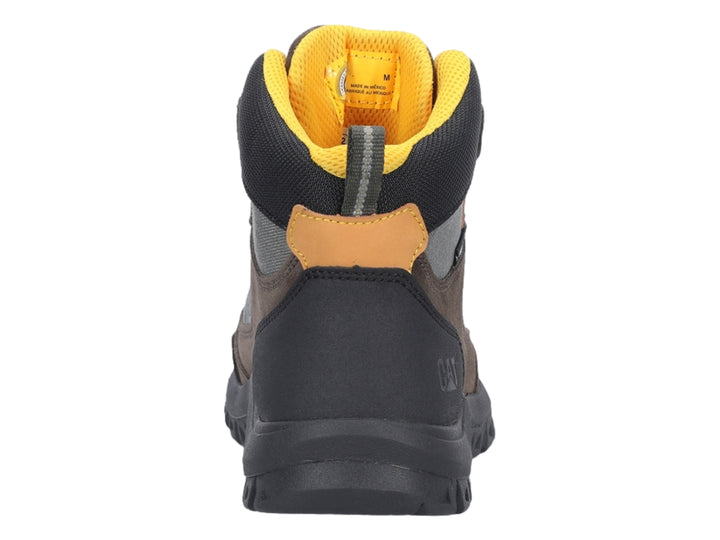 Bota de excursionismo Caterpillar color marrón y negro con detalles amarillos y suela robusta.