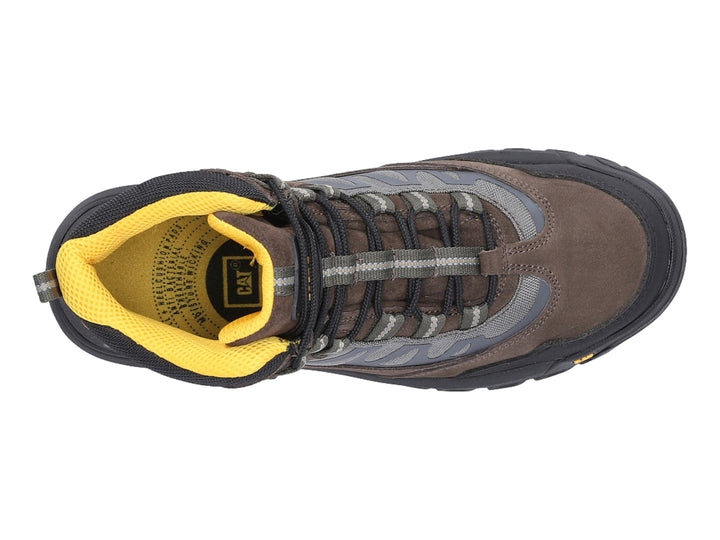 Bota de excursionismo Caterpillar color marrón y negro con detalles amarillos y suela robusta.