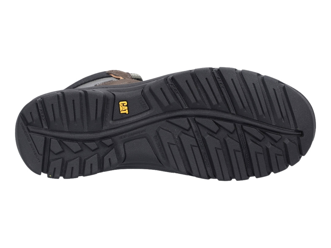Bota de excursionismo Caterpillar color marrón y negro con detalles amarillos y suela robusta.