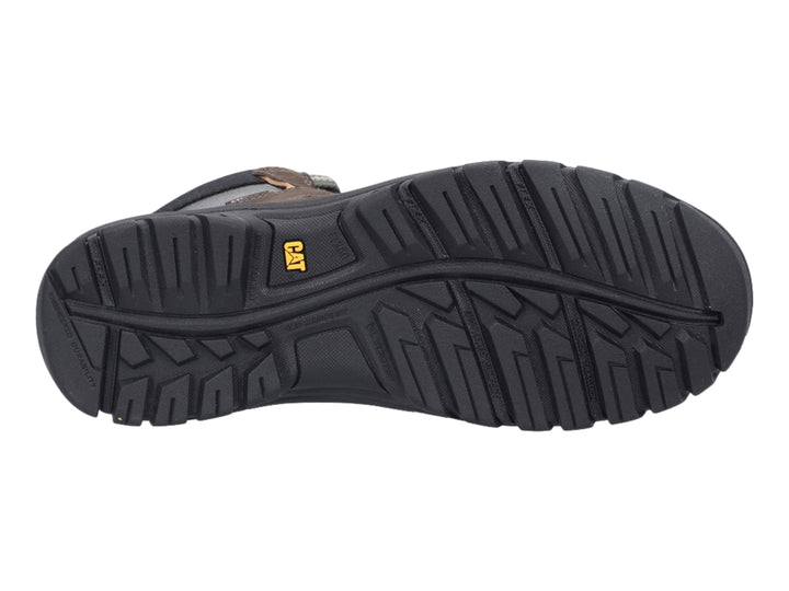 Bota de excursionismo Caterpillar color marrón y negro con detalles amarillos y suela robusta.
