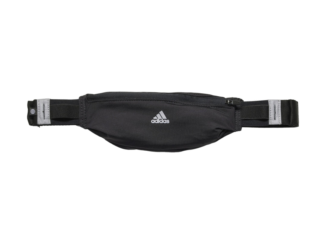 Cinturón deportivo Adidas color negro con detalles reflectantes en plata y cierre superior.