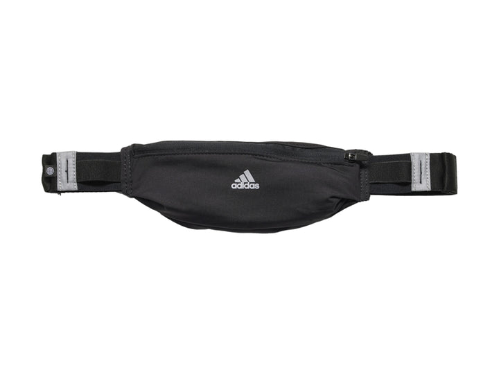 Cinturón deportivo Adidas color negro con detalles reflectantes en plata y cierre superior.
