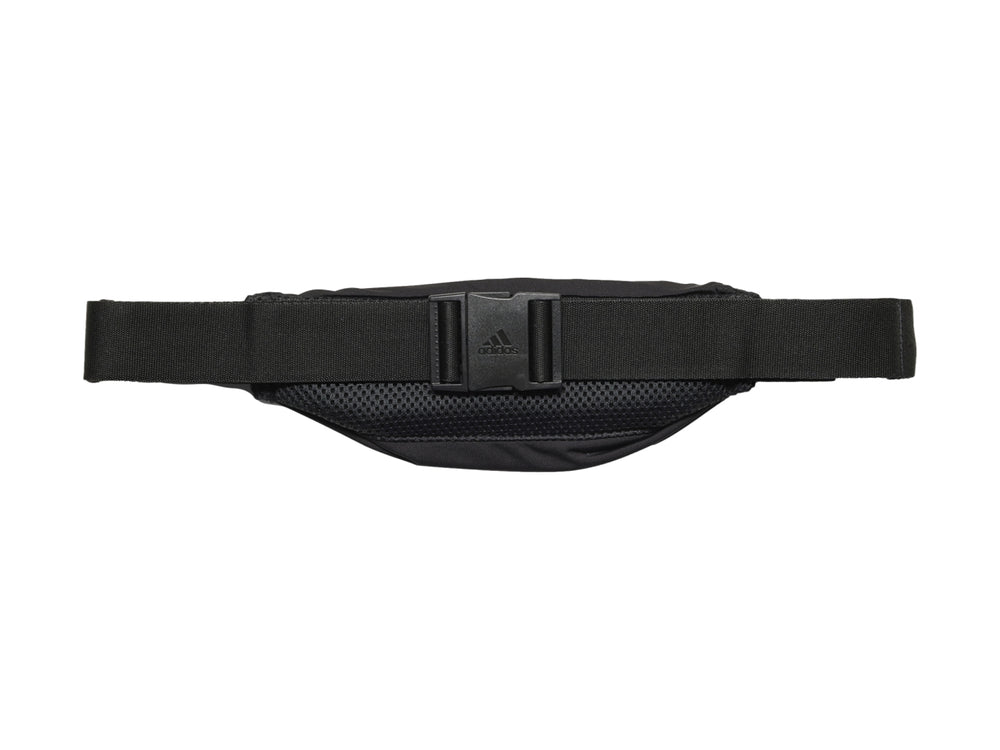 Cinturón deportivo Adidas color negro con detalles reflectantes en plata y cierre superior.