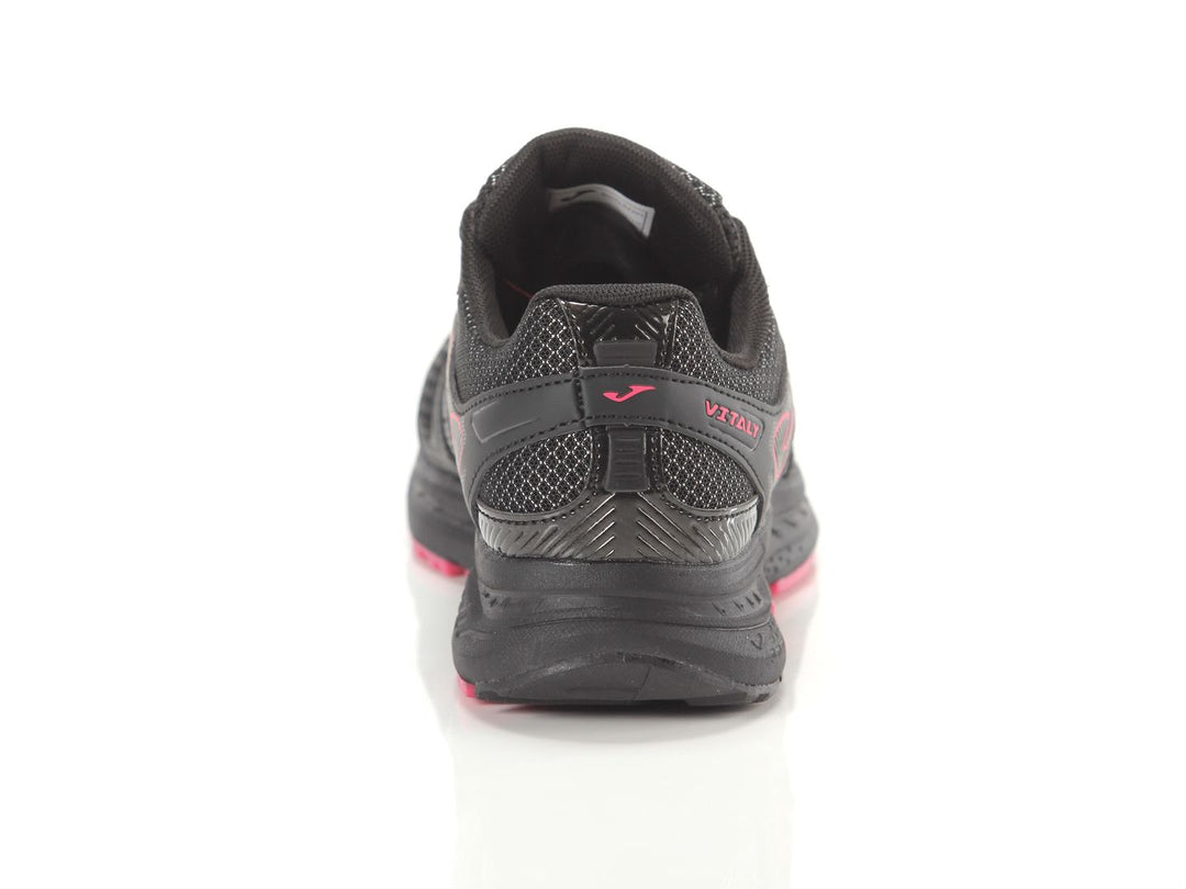 Tenis deportivos Joma color negro con detalles en fucsia para mujer.