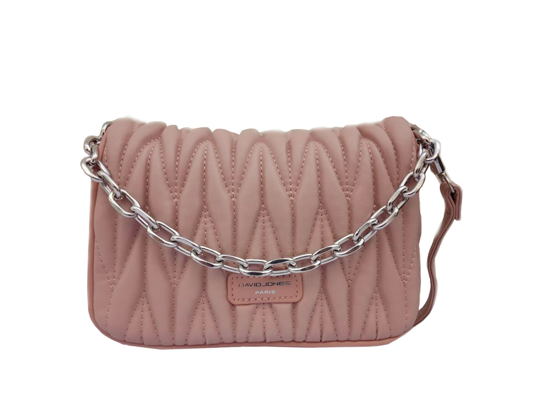 Bolso rosa acolchado con diseño en chevron y correa de cadena plateada de la marca David Jones.