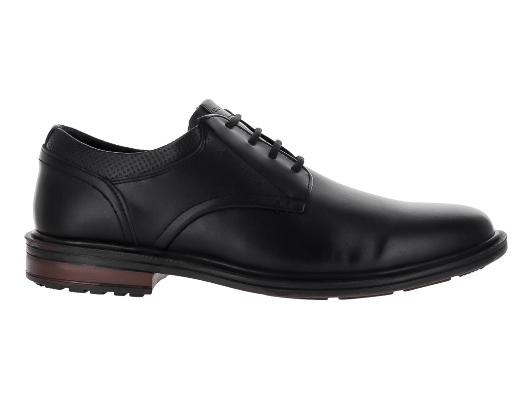 Zapato formal negro de cordones con detalles perforados y suela oscura.